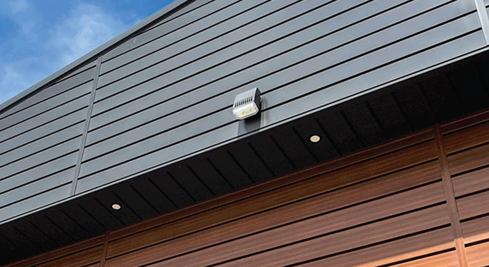 Revêtement métallique et façade bois, toiture métallique